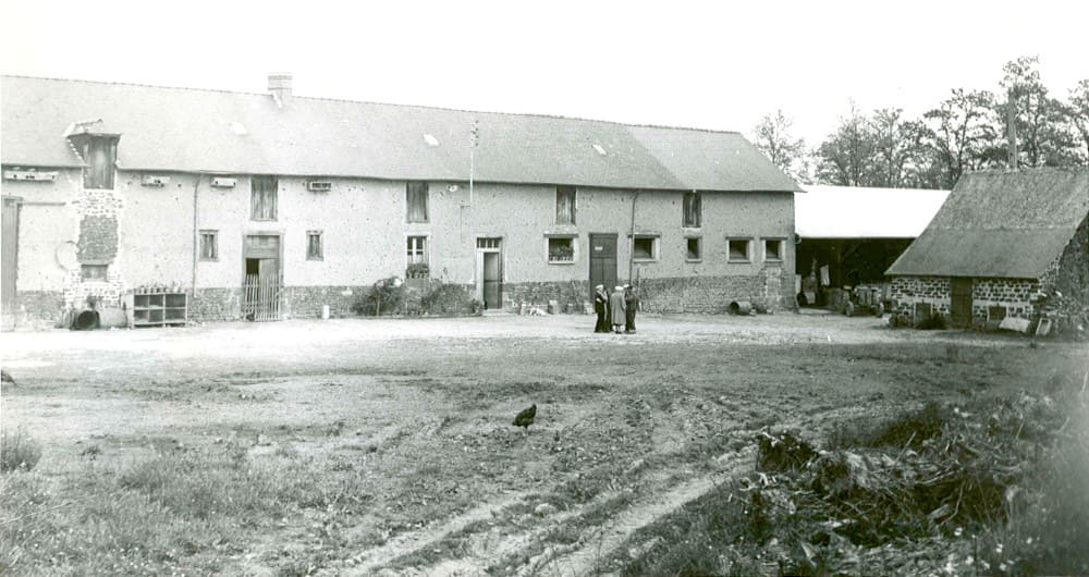 Louis Even visitando la casa donde nació en La Poulanière en 1968
